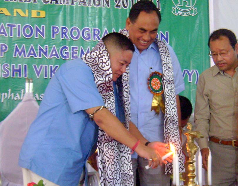 Agriculture minister N Loken lighting up the inaugural lamp of the Rabi campaign 2010-11 and two days oriental pogramme on Integrated Crop Management taken up under RKVY. 2010-10-04 | by : IFP Photo