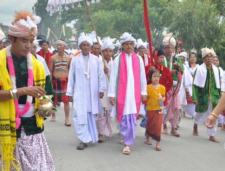 Titular king of Manipur Leishemba Sanajaoba (centre) leading a cultural procession on the occasion of Mera Houchongba at Imphal Saturday. 2010-10-24 | by : IFP Photo