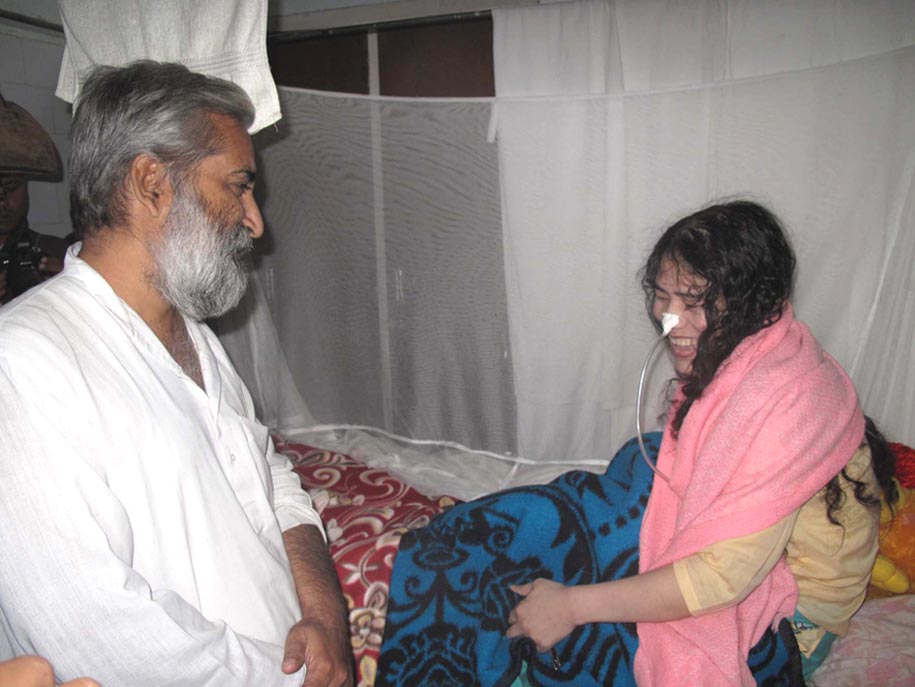 Magasasay winner, Sandeep Pandey with Sharmila at her hospital jail ward. This is his fourth visit. 2010-11-11 | by : IFP Photo