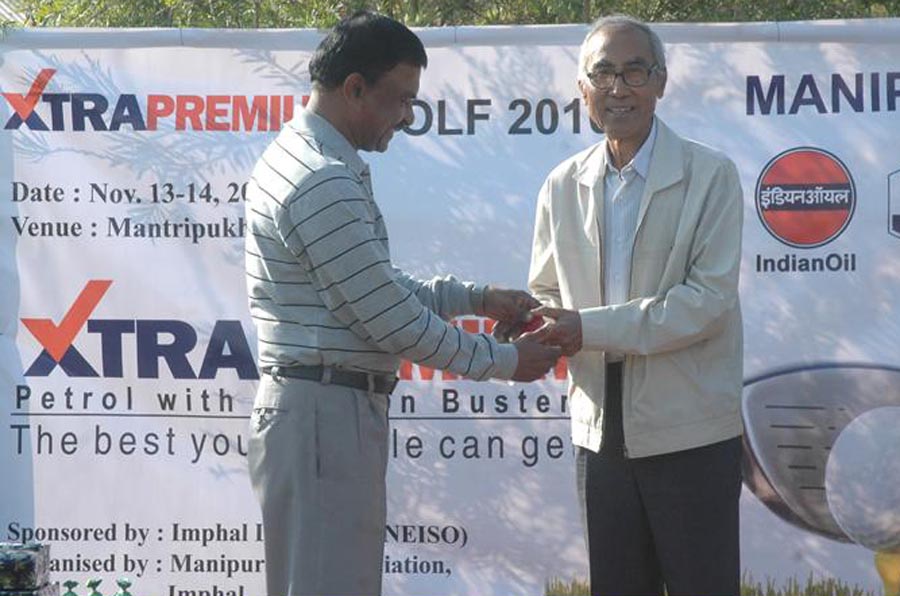 Major Gen CA Krishnan, IGAR (South), distributing handing over the IOC "Xtra Premium" Golf Tournament organized by Manipur Golf Association at Mantripukhri Golf Course, Imphal, to the winner, Sougaijam Lalit, retired chief engineer. 2010-11-15 | by : IFP Photo