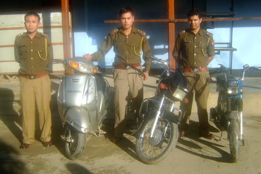 Imphal east police personnel along with vehicles recovered from two wheeler lifters possing for media person on Saturday at Porompat police station. 2010-12-12 | by : IFP Photo