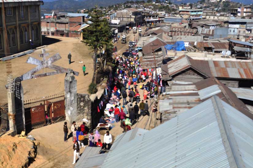 People thronging Ukhrul bazar in frantic Christmas shopping spree. 2010-12-23 | by : IFP Photo