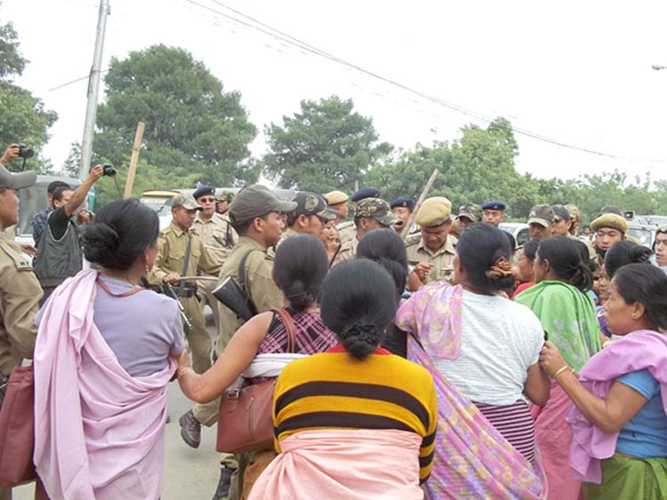 State police in a tussle with the street vendors who had taken out a rally to submit a memorandum to the Governor of the state.