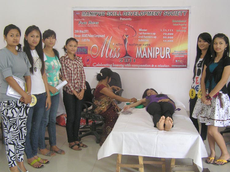 IMPHAL, May 15: Aspiring contestants of Miss Manipur 2011 donating blood at a camp held at Hotel Imphal today.
