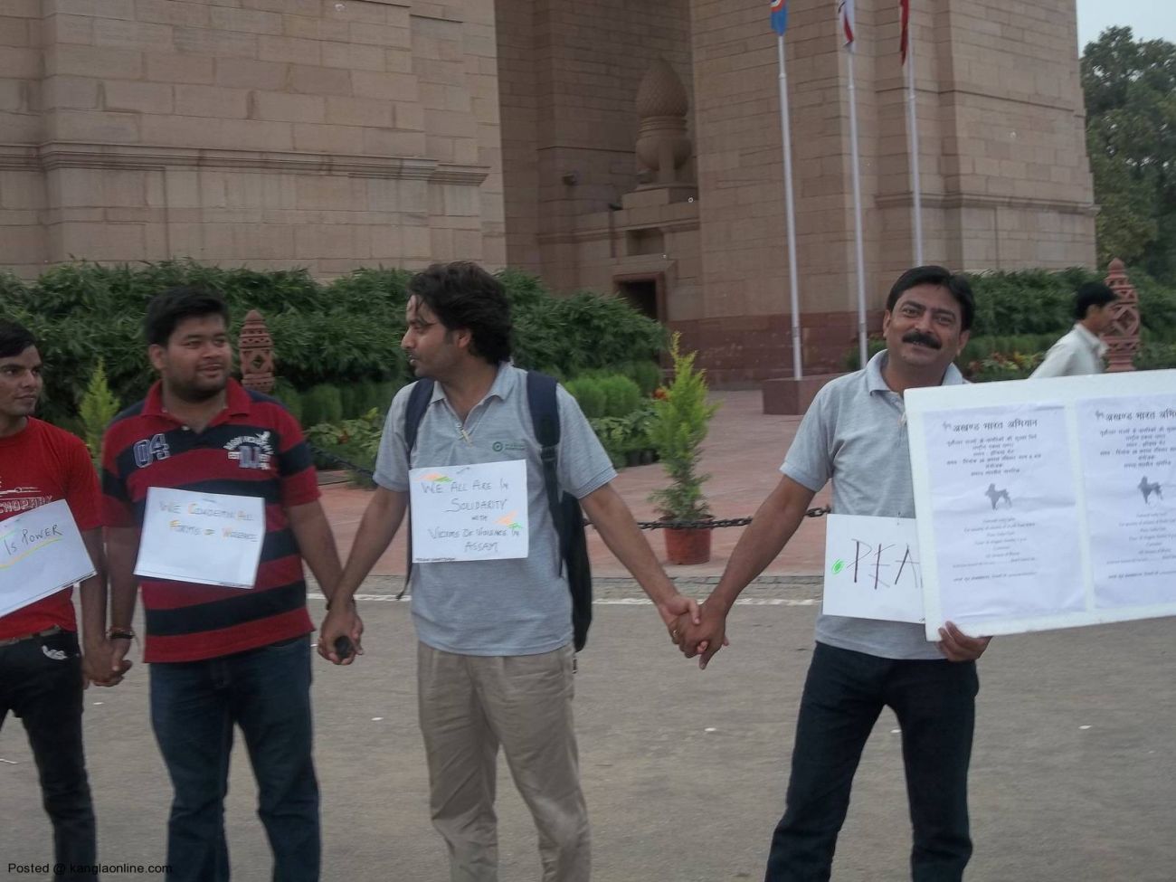 On the call of Mission Bhartiyam, an organization by youths,people formed a human chain today at India Gate in solidarity with people of North East and victims of riots and violence. (3)