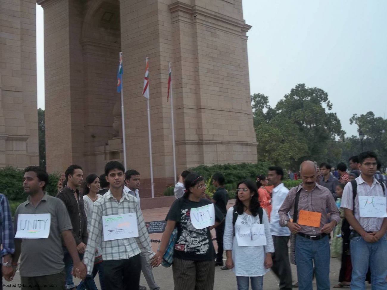 On the call of Mission Bhartiyam, an organization by youths,people formed a human chain today at India Gate in solidarity with people of North East and victims of riots and violence. (2)
