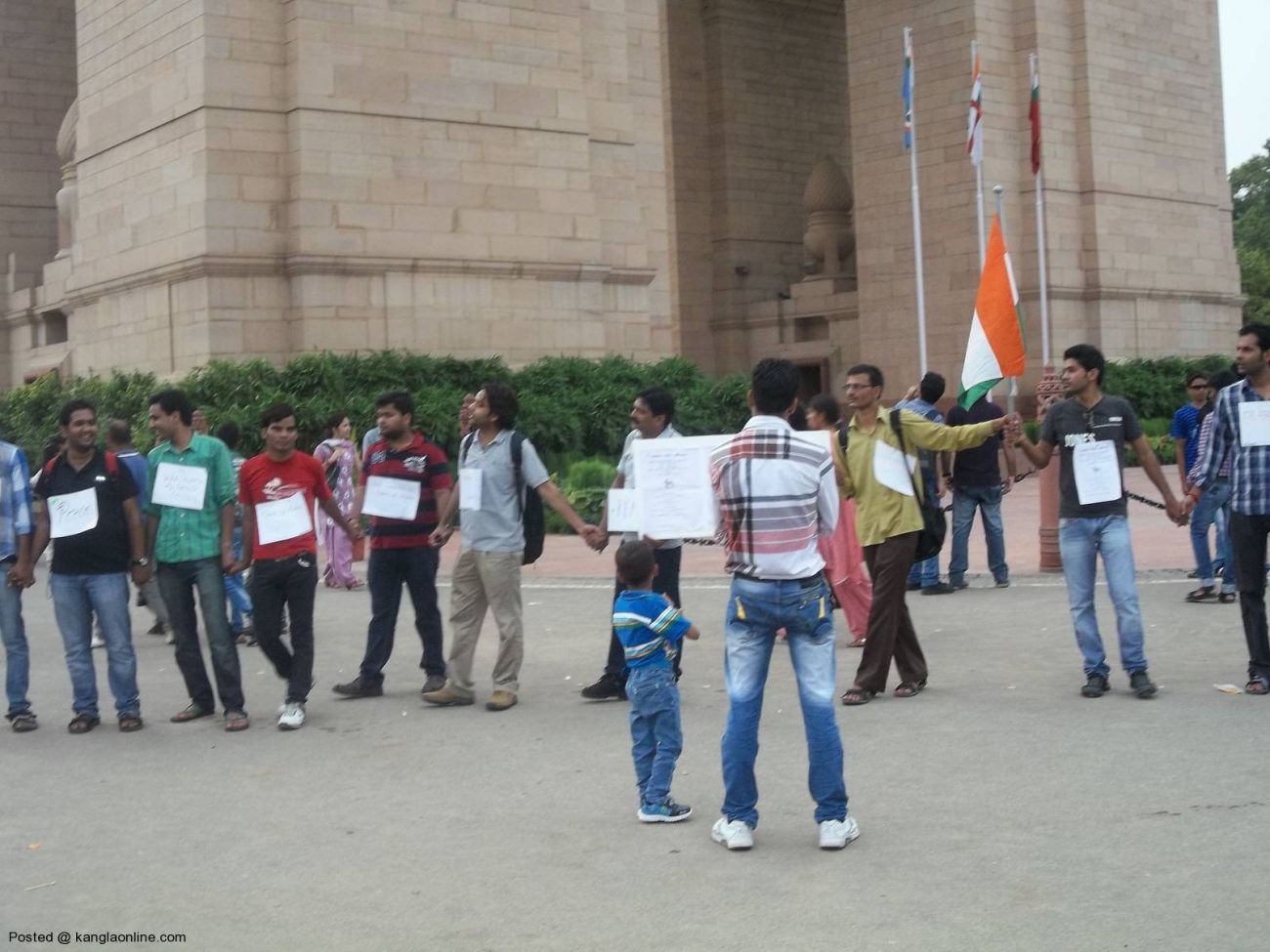 On the call of Mission Bhartiyam, an organization by youths,people formed a human chain today at India Gate in solidarity with people of North East and victims of riots and violence. (1)