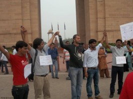 On the call of Mission Bhartiyam, an organization by youths,people formed a human chain today at India Gate in solidarity with people of North East and victims of riots and violence. (4)