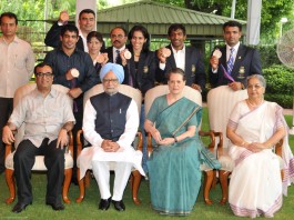 The Prime Minister, Dr. Manmohan Singh with the London Olympic Medal winners, at a function, in New Delhi on August 17, 2012. The Minister of State (Independent Charge) for Youth Affairs and Sports, Shri Ajay Maken, the Chairperson, National Advisory Council, Smt. Sonia Gandhi and Smt. Gursharan Kaur are also seen.