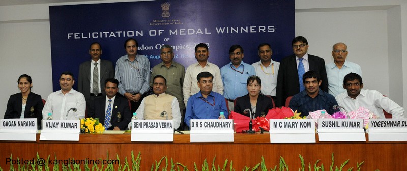 The Union Steel Minister, Shri Beni Prasad Verma with the London Olympic Medal winners at a felicitation function, in New Delhi on August 16, 2012. Photo Courtesy: PIB India
