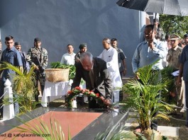State Governor, Gurbachan Jagat laying wreaths at the Bir Tikendrajit park on Monday during the Patriots’ Day observation.