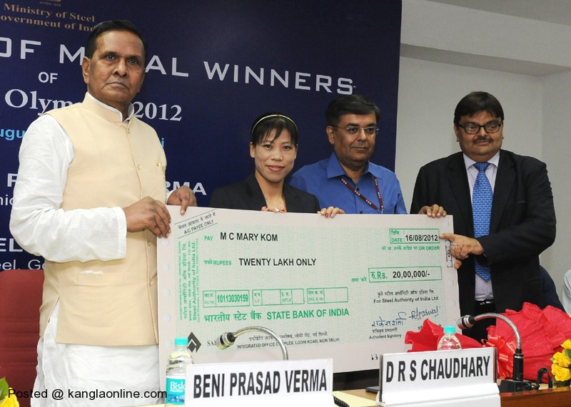 The Union Steel Minister, Shri Beni Prasad Verma presenting the cheque of Rs. 20 Lakh to Smt. Mary Kom, the London Olympic Bronze Medal winner in Womens Flyweight Boxing, at a felicitation function, in New Delhi on August 16, 2012.
