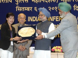 The Prime Minister, Dr. Manmohan Singh honours Smt. Mary Kom, the London Olympic Bronze Medal winner, at the All India Conference of Directors General/Inspectors General of Police -2012, in New Delhi on August 08, 2012. The Union Home Minister, Shri Sushil Kumar Shinde and the Director, Intelligence Bureau, Shri Nehchal Sandhu are also seen.