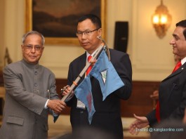 The President, Shri Pranab Mukherjee flagging off the first ever North East Expedition to Mt. Everest, at Rashtrapati Bhavan in New Delhi on March 20, 2013