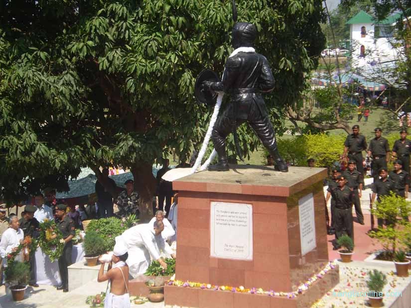 CM O Ibobi Singh laying a wreath in front of the Paona Brajabashi statue on Tuesday