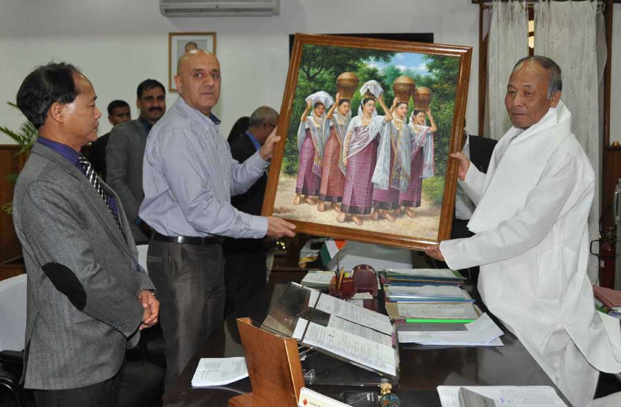 CM Ibobi presents a memento to Pravez Dewan, Secretary (Tourism), Govt of India Photo: IFP
