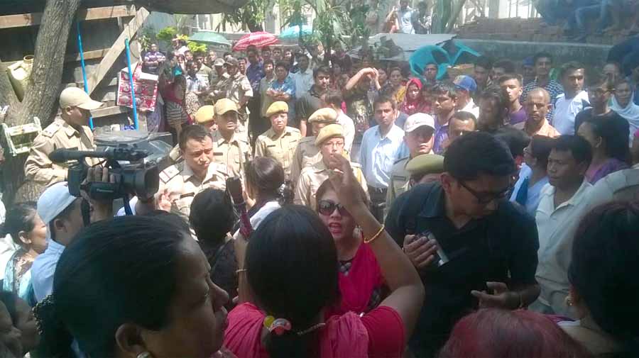 A mob decrying the alleged rape of a 13 year old jostling with the police on Friday.