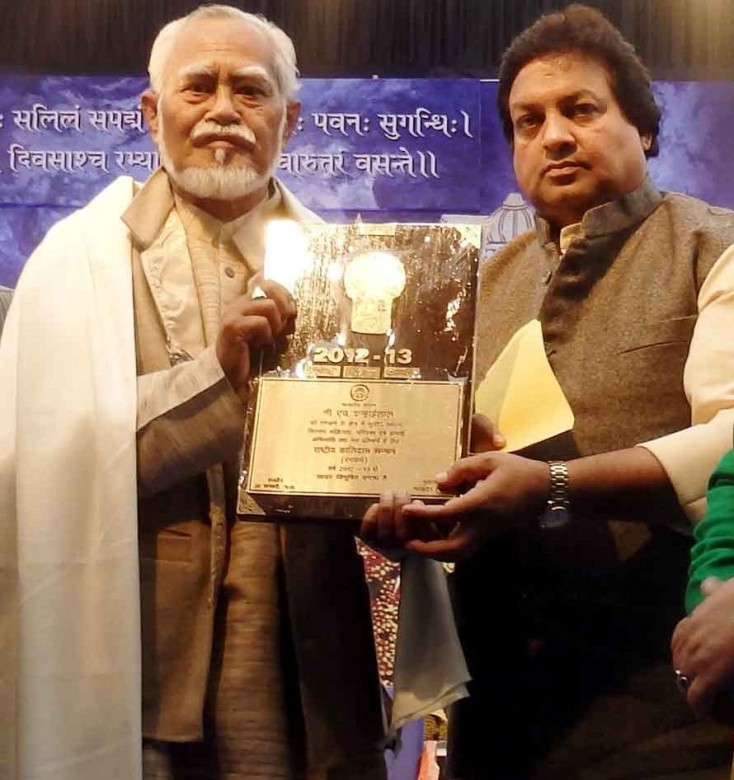 Hisnam Kanhailal (left) receiving the Kalidas Sammaan from Surendra Patwa, Madhya Pradesh minister for culture.