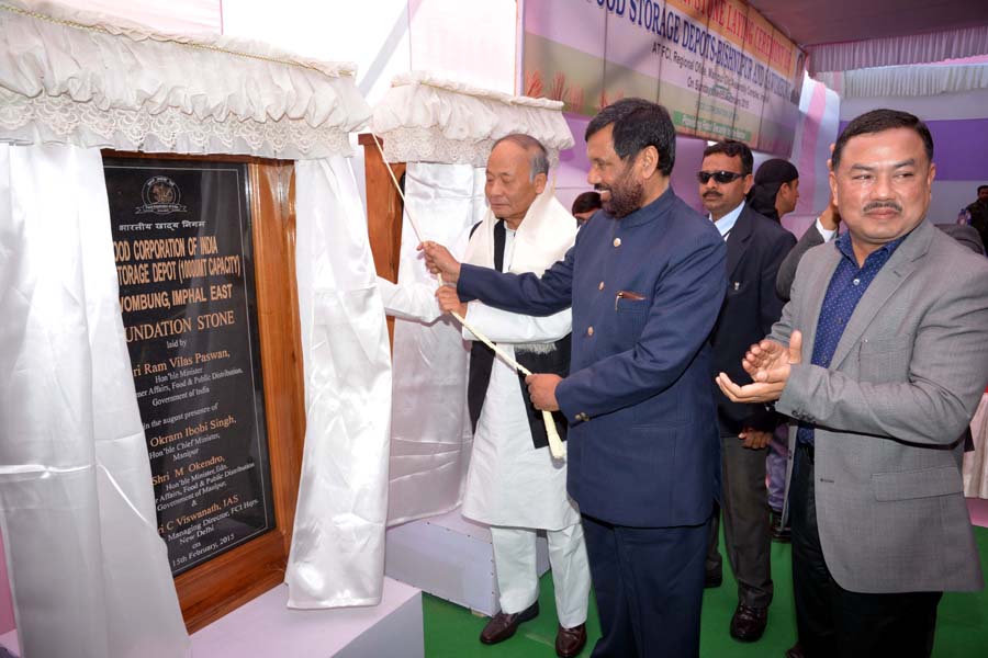 Union Consumer Affairs, Food & Public Distribution Minister Ram Vilas Paswan opening the foundation plaque for the FCI storage depot at Sawombung.