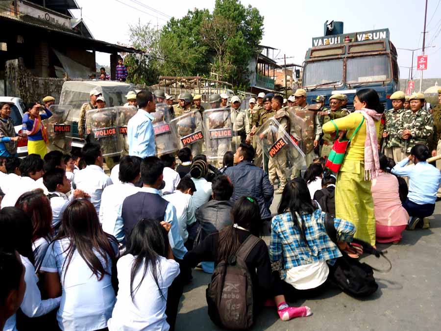 Students of unrecognised CBSE affiliated schools confront State security personnel