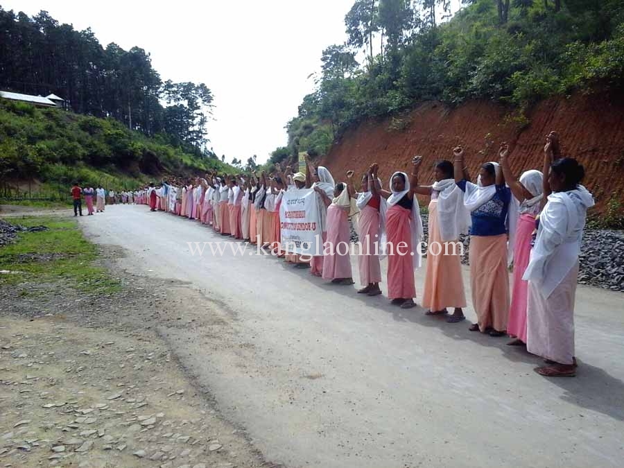 Aripat Meira paibis demonstrated at Pechi Chingolak by forming a human chain.