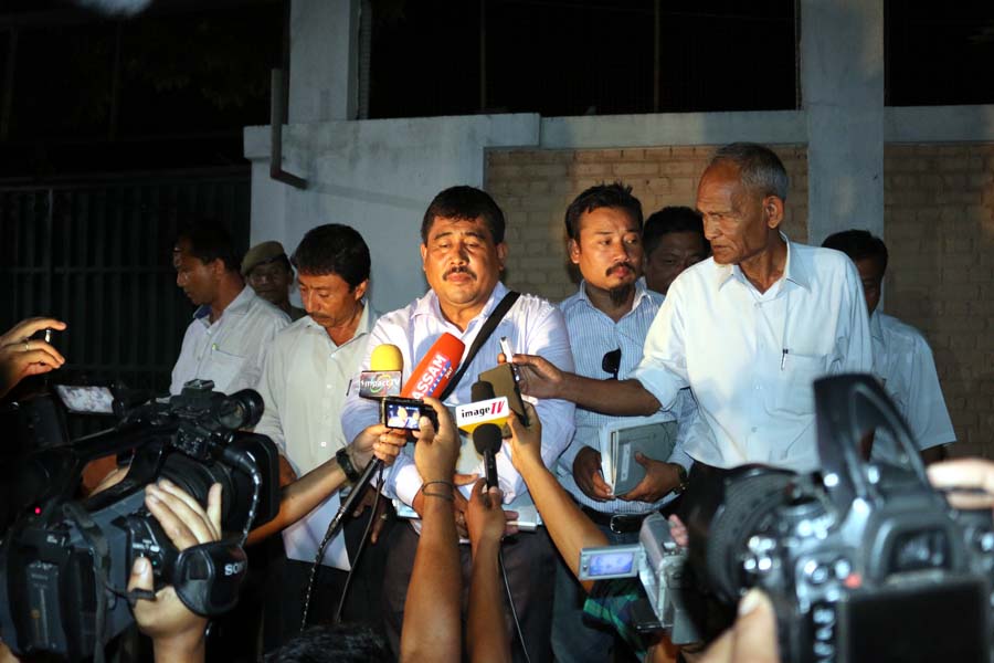 JCILPS convenor, Khomdram Ratan speaking to media persons at the gate of the CM’s bungalow after coming out from the meeting.