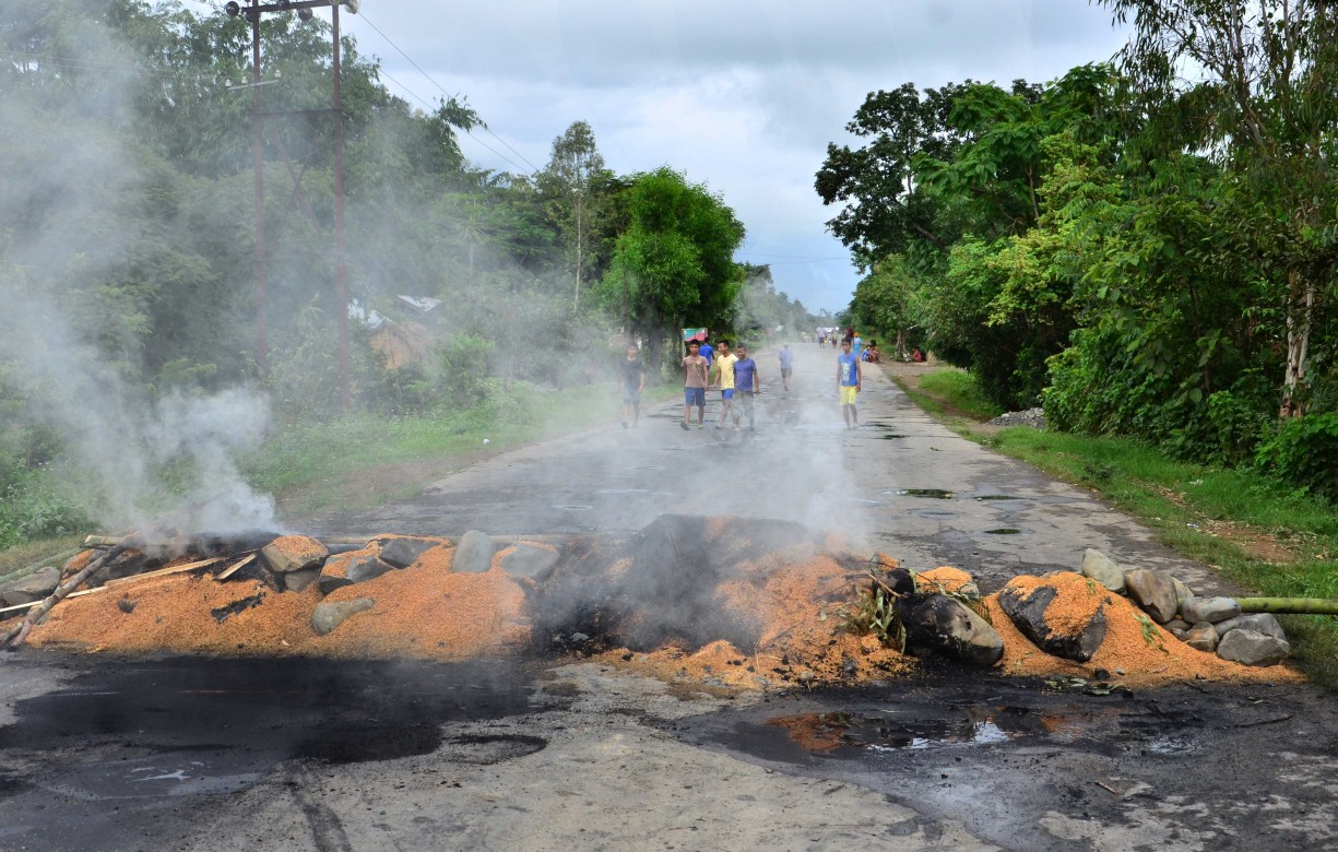 Agitators blocking the road by burning at churachandpur