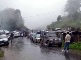 Vehicles stranded along the Imp-Moreh highway in Tengoupal
