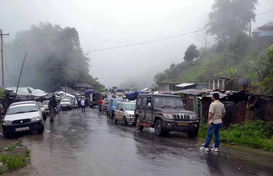 Vehicles stranded along the Imp-Moreh highway in Tengoupal