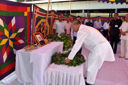 CM Ibobi laying a wreath in front of a photo of Governor Dr Syed Ahmed who expired on September 27.