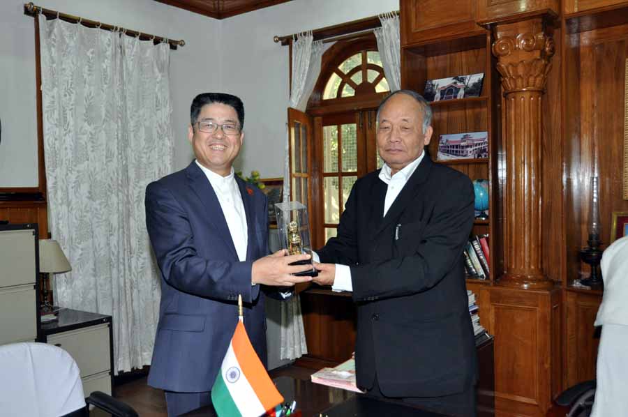 Chief Minister Okram Ibobi presenting memento to the Chinese Ambassador in India Le.Yucheng at CM Office on Friday.