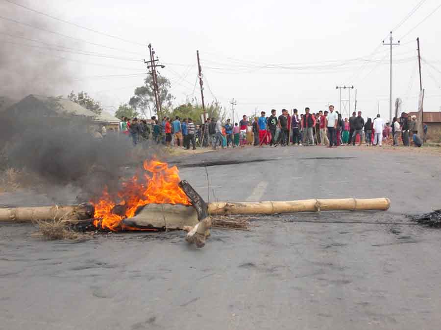 A road block at Samaram Lamkhai against the arrest of Khomdonmacha. IFP Photo