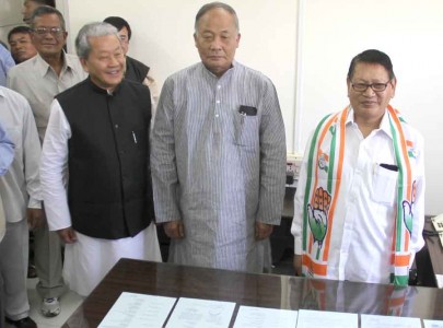 CM Ibobi posing with newly appointed MPCC president TN Haokip and outgoing president Gaikhangam.