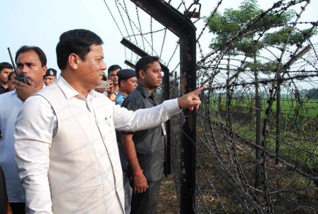 Chief Minister of Assam Sarbananda Sonowal inspecting Indo-Bangla border area at South Salmara in Mankachar on Friday. Photo: PTI 