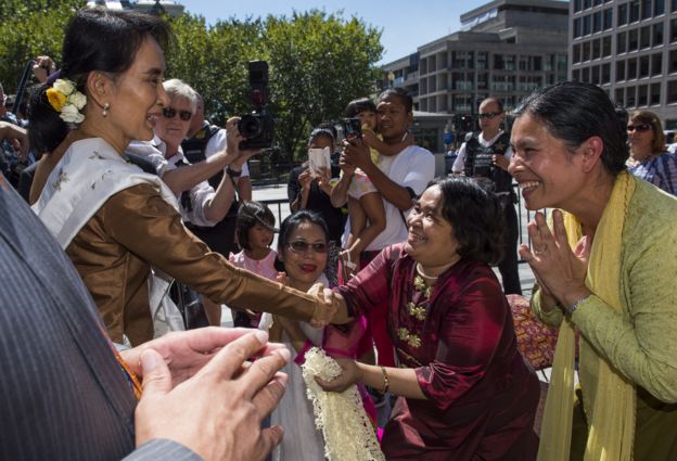 Supporters came to meet Ms Suu Kyi as she walked between government buildings in Washington.